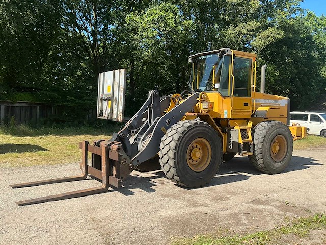 1999 volvo l70c wiellader met puinbak, vorkenbord en hijsjuk - afbeelding 1 van  40