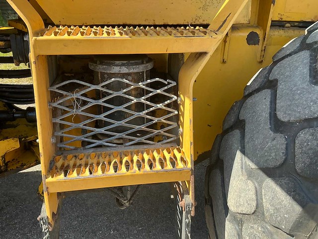 1999 volvo l70c wiellader met puinbak, vorkenbord en hijsjuk - afbeelding 16 van  40
