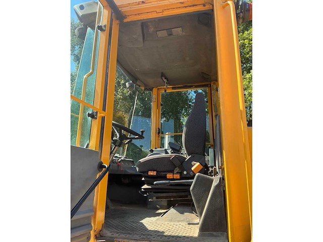 1999 volvo l70c wiellader met puinbak, vorkenbord en hijsjuk - afbeelding 17 van  40