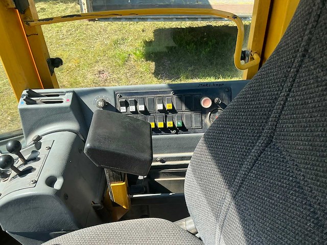 1999 volvo l70c wiellader met puinbak, vorkenbord en hijsjuk - afbeelding 19 van  40