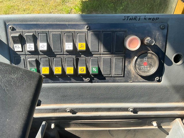 1999 volvo l70c wiellader met puinbak, vorkenbord en hijsjuk - afbeelding 21 van  40