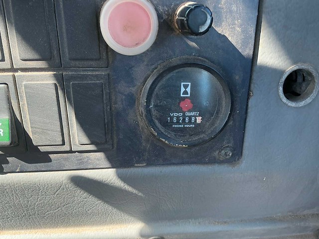 1999 volvo l70c wiellader met puinbak, vorkenbord en hijsjuk - afbeelding 22 van  40