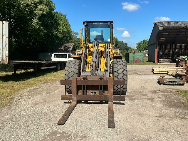 1999 volvo l70c wiellader met puinbak, vorkenbord en hijsjuk - afbeelding 12 van  40