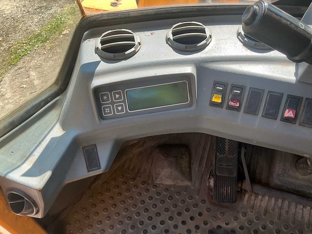 1999 volvo l70c wiellader met puinbak, vorkenbord en hijsjuk - afbeelding 26 van  40