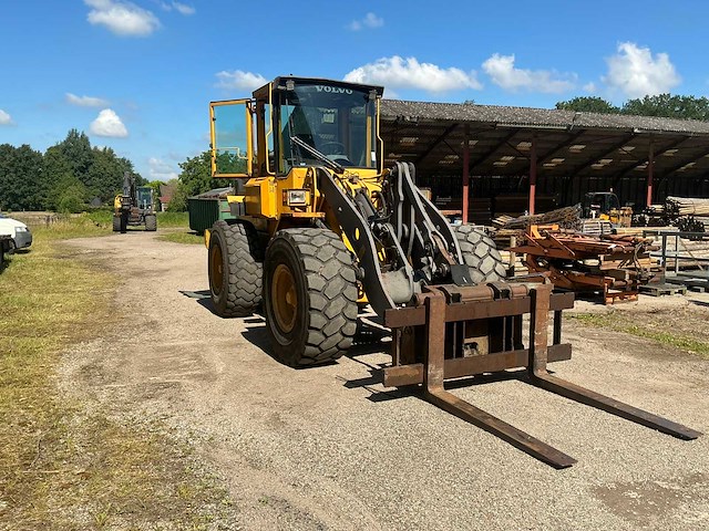 1999 volvo l70c wiellader met puinbak, vorkenbord en hijsjuk - afbeelding 23 van  40