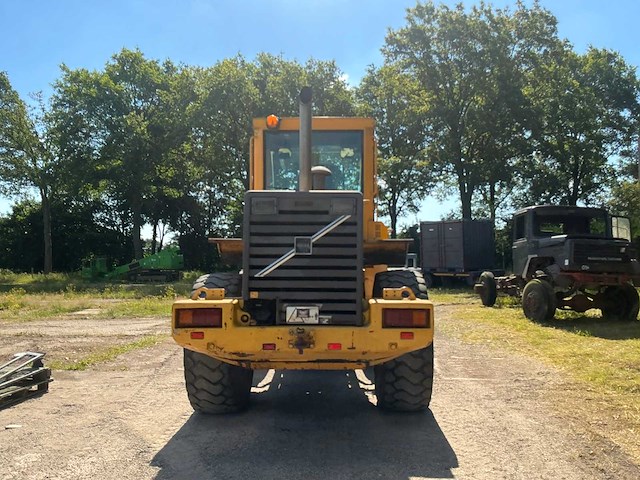1999 volvo l70c wiellader met puinbak, vorkenbord en hijsjuk - afbeelding 36 van  40