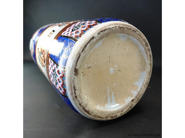 19e-eeuwse japanse imari porseleinen rolvaas met florale motieven - afbeelding 5 van  5