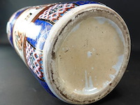 19e-eeuwse japanse imari porseleinen rolvaas met florale motieven - afbeelding 5 van  5
