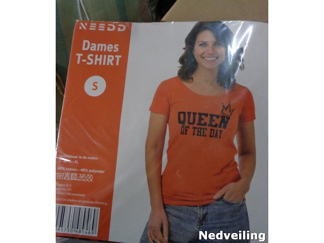 1x dames t-shirt oranje queen of the day maat s - afbeelding 3 van  3