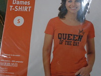 1x dames t-shirt oranje queen of the day maat s - afbeelding 2 van  3