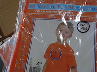 1x oranje kinder t-shirt maat 110/116 - afbeelding 1 van  3