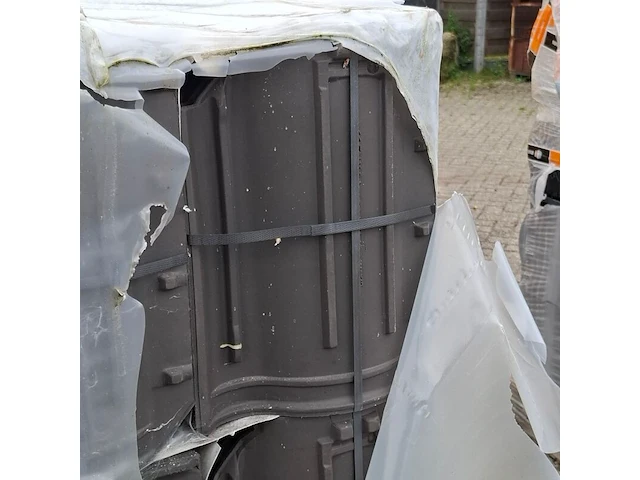 1x pallet met keramische dakpannen wienerberger, koramic, zwart - afbeelding 3 van  4