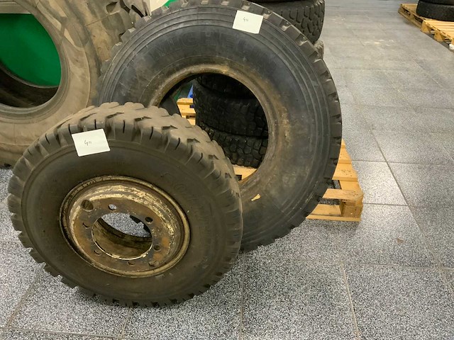 1x solideal met velg bandenmaat 8.25-15 1x michelin 11.00r20 - afbeelding 1 van  8