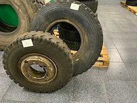 1x solideal met velg bandenmaat 8.25-15 1x michelin 11.00r20 - afbeelding 1 van  8