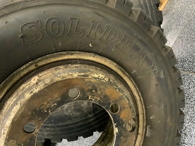 1x solideal met velg bandenmaat 8.25-15 1x michelin 11.00r20 - afbeelding 3 van  8