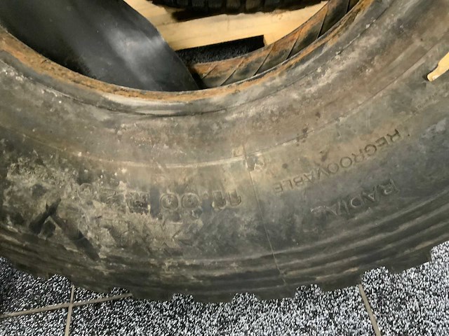 1x solideal met velg bandenmaat 8.25-15 1x michelin 11.00r20 - afbeelding 8 van  8