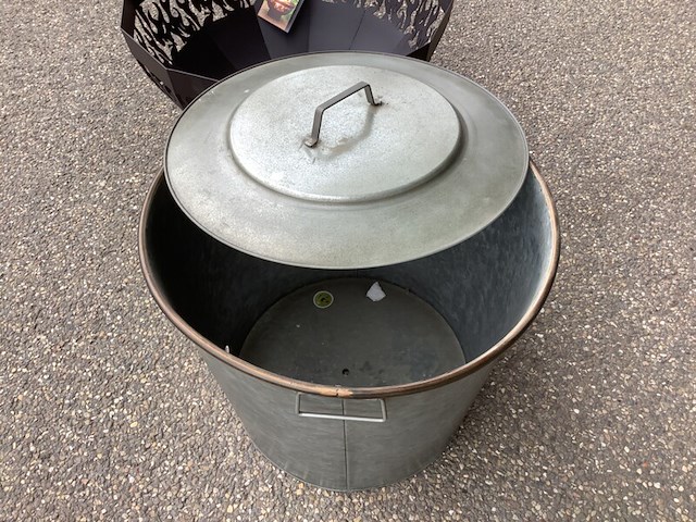 1x vuurkorf en 1x blikken emmer met deksel esschert design, zwart/grijs - afbeelding 3 van  4