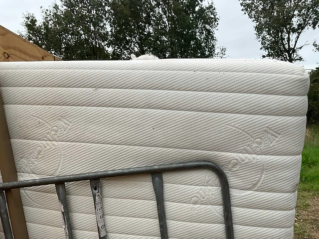 2- persoons bed 180x200cm v.v. auping bedbodem en wellnesline matrassen - afbeelding 3 van  4