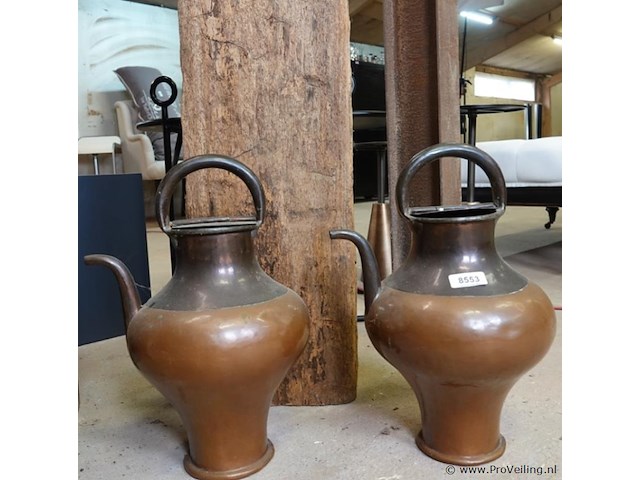 2 amfoorvormige koperen schenkkannen - afbeelding 1 van  5