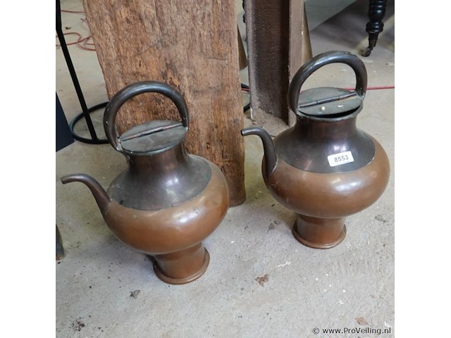 2 amfoorvormige koperen schenkkannen - afbeelding 2 van  5