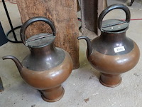 2 amfoorvormige koperen schenkkannen - afbeelding 2 van  5
