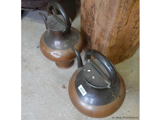 2 amfoorvormige koperen schenkkannen - afbeelding 3 van  5