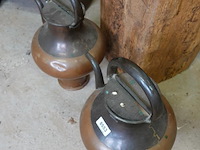 2 amfoorvormige koperen schenkkannen - afbeelding 3 van  5