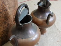 2 amfoorvormige koperen schenkkannen - afbeelding 4 van  5