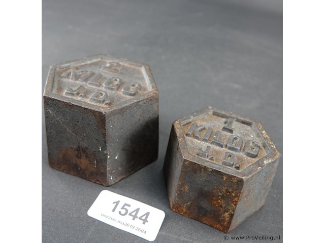 2 antieke ijzeren gewichten - afbeelding 1 van  5