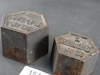 2 antieke ijzeren gewichten - afbeelding 1 van  5
