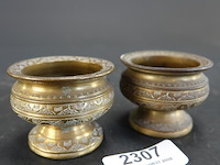 2 antieke indonesische geelkoperen sirihbakjes (ook wel bokor of betelbak genoemd) - afbeelding 1 van  5