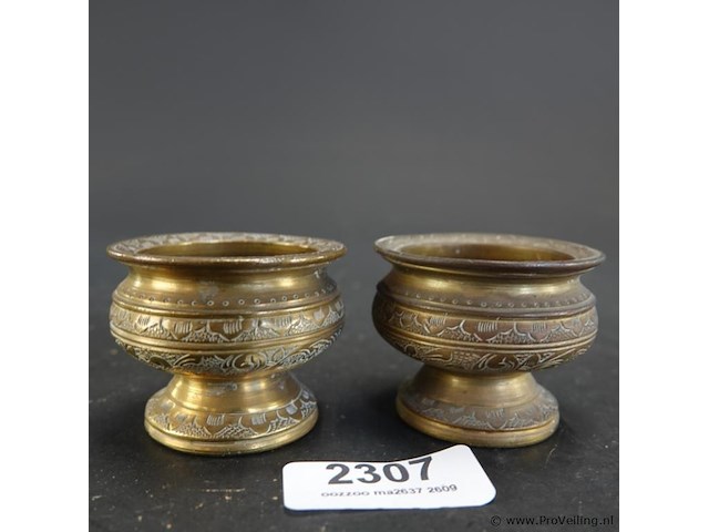 2 antieke indonesische geelkoperen sirihbakjes (ook wel bokor of betelbak genoemd) - afbeelding 2 van  5