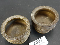 2 antieke indonesische geelkoperen sirihbakjes (ook wel bokor of betelbak genoemd) - afbeelding 3 van  5