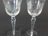 2 antieke kristallen wijnglazen of portglazen met een met de hand gegraveerd bloemmotief en een sierlijke gedraaide steel. - afbeelding 1 van  5