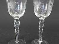 2 antieke kristallen wijnglazen of portglazen met een met de hand gegraveerd bloemmotief en een sierlijke gedraaide steel. - afbeelding 2 van  5