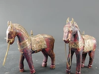 2 antieke met koper belegde indiase marwari paarden