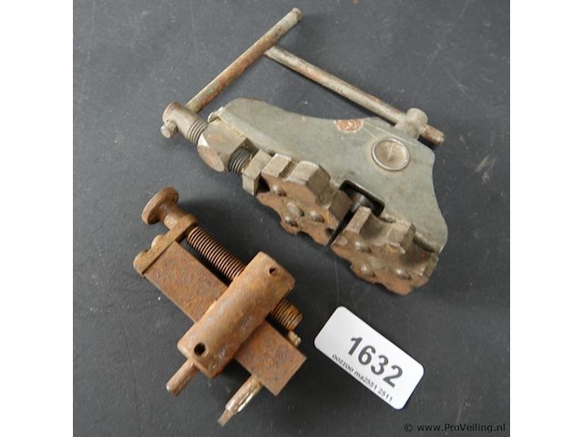 2 antieke werktuigen - afbeelding 1 van  4