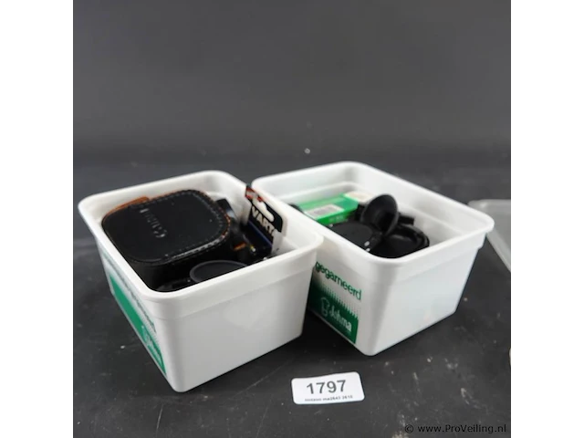 2 bakjes fototoebehoren - afbeelding 1 van  5