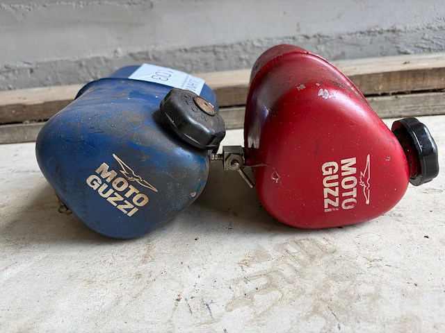 2 benzinetanks moto guzzi - afbeelding 2 van  2