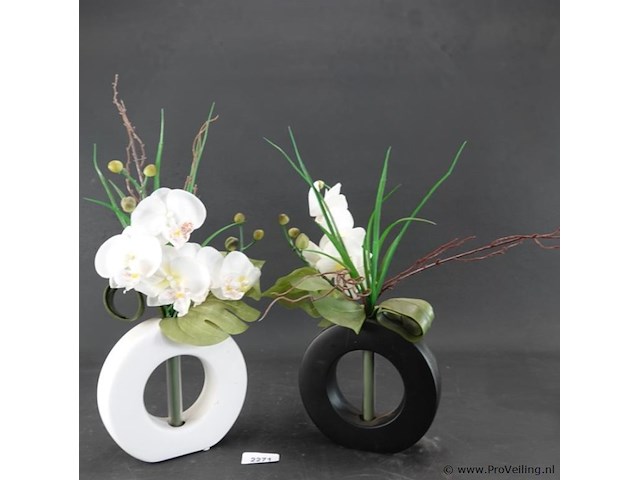 2 bloemstukken in porseleinen vazen - afbeelding 1 van  5