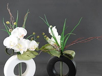 2 bloemstukken in porseleinen vazen - afbeelding 1 van  5