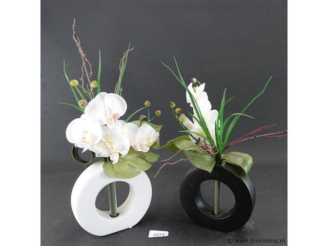 2 bloemstukken in porseleinen vazen - afbeelding 2 van  5