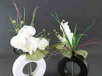 2 bloemstukken in porseleinen vazen - afbeelding 2 van  5