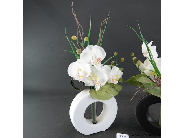 2 bloemstukken in porseleinen vazen - afbeelding 3 van  5