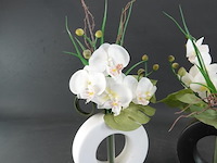 2 bloemstukken in porseleinen vazen - afbeelding 3 van  5