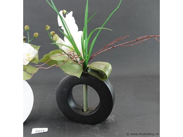 2 bloemstukken in porseleinen vazen - afbeelding 4 van  5