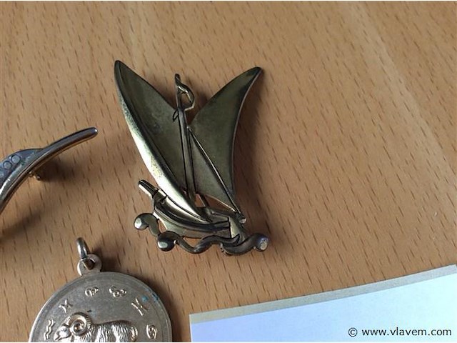2 broches + - afbeelding 2 van  3