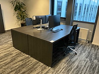 2 bureaus met opbergkast en bureaustoelen - afbeelding 1 van  7