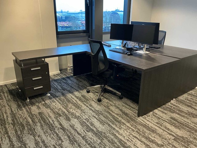 2 bureaus met opbergkast en bureaustoelen - afbeelding 2 van  7