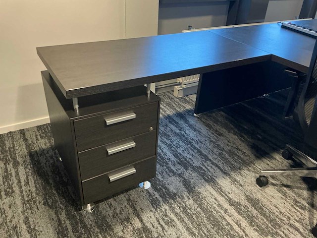 2 bureaus met opbergkast en bureaustoelen - afbeelding 3 van  7